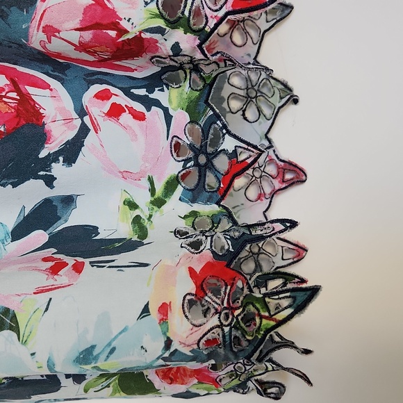 Cute, Floral Blouse - Picture 4 of 7